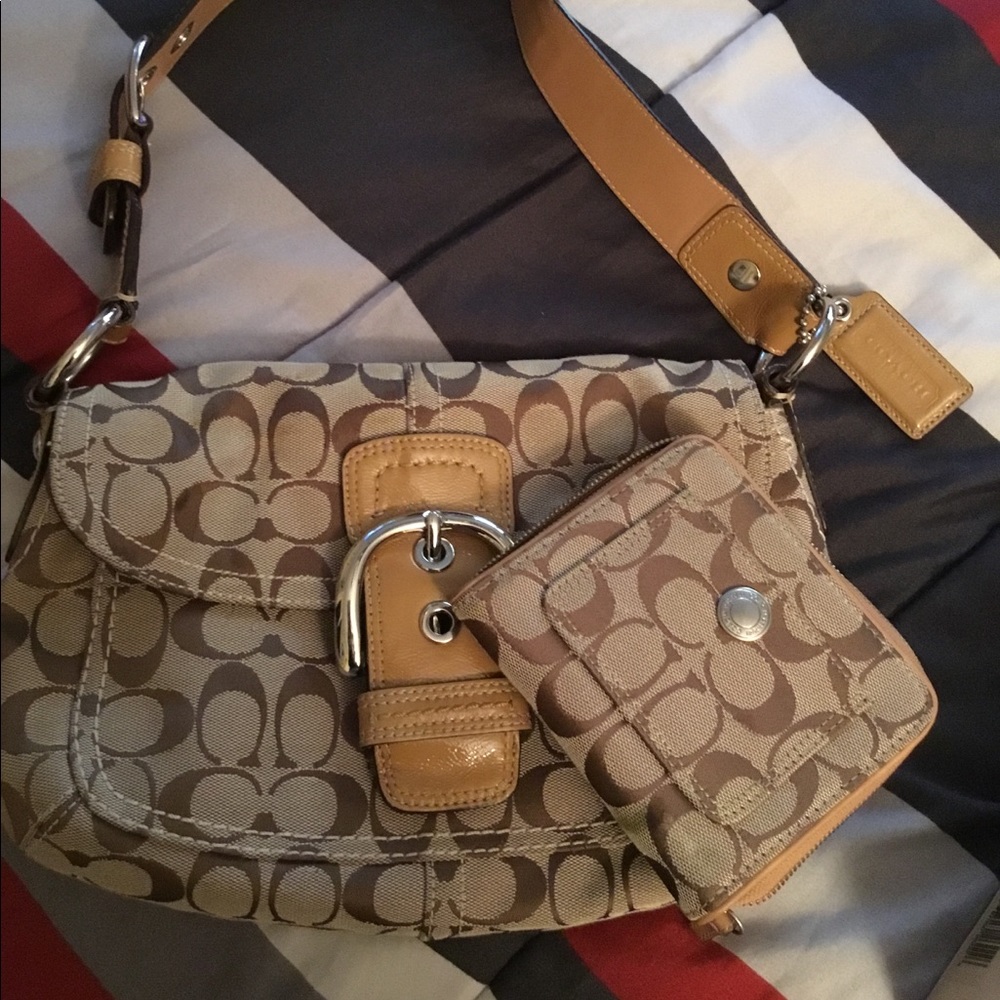 Authentic Coach SignatureHandbag & Matching Wallet